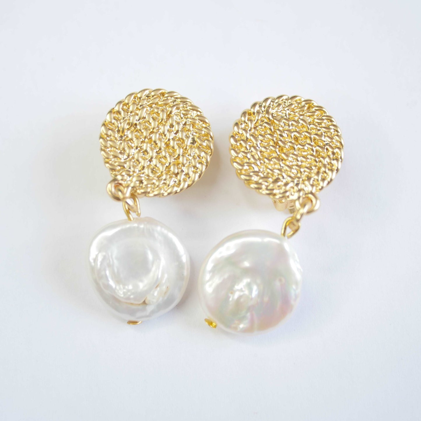 E71645 Boucles d'oreilles clips disques & perles plates - Karine SultanKarine Sultan