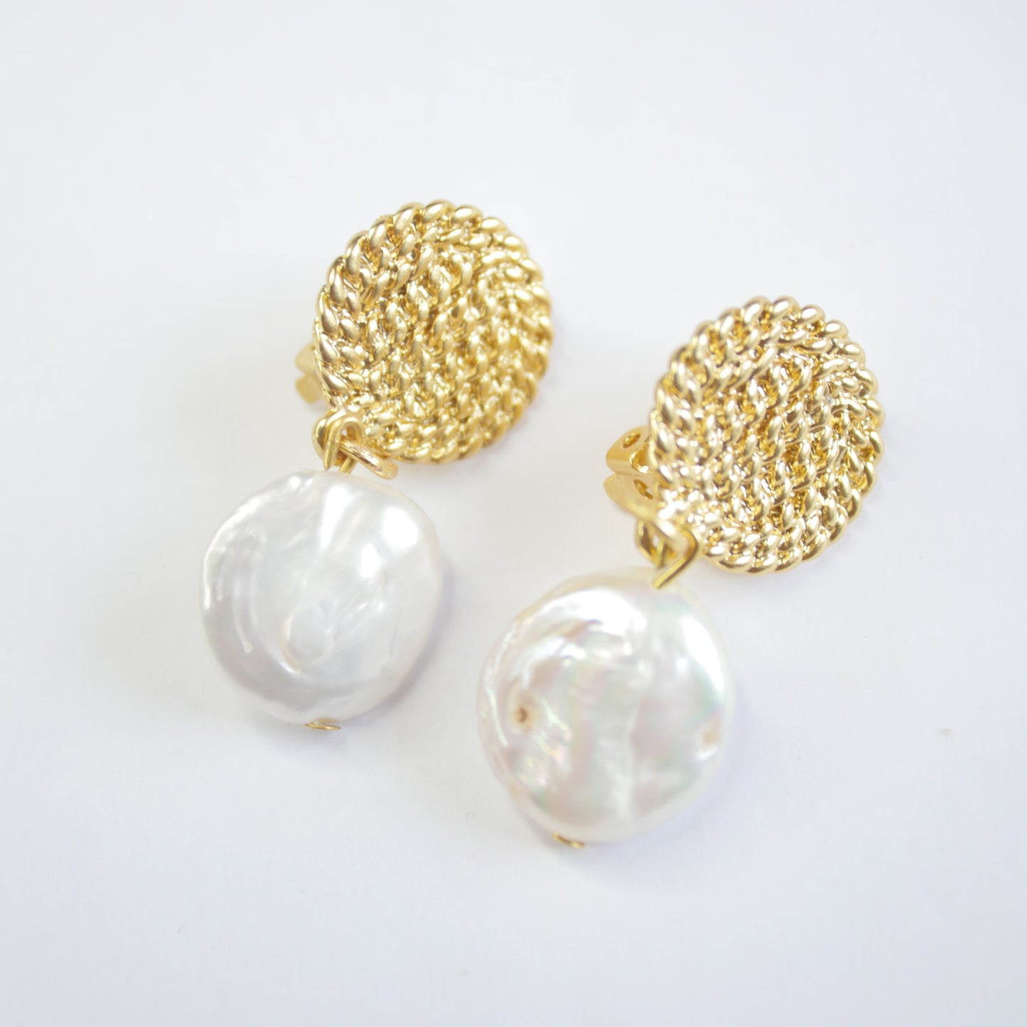 E71645 Boucles d'oreilles clips disques & perles plates - Karine SultanKarine Sultan