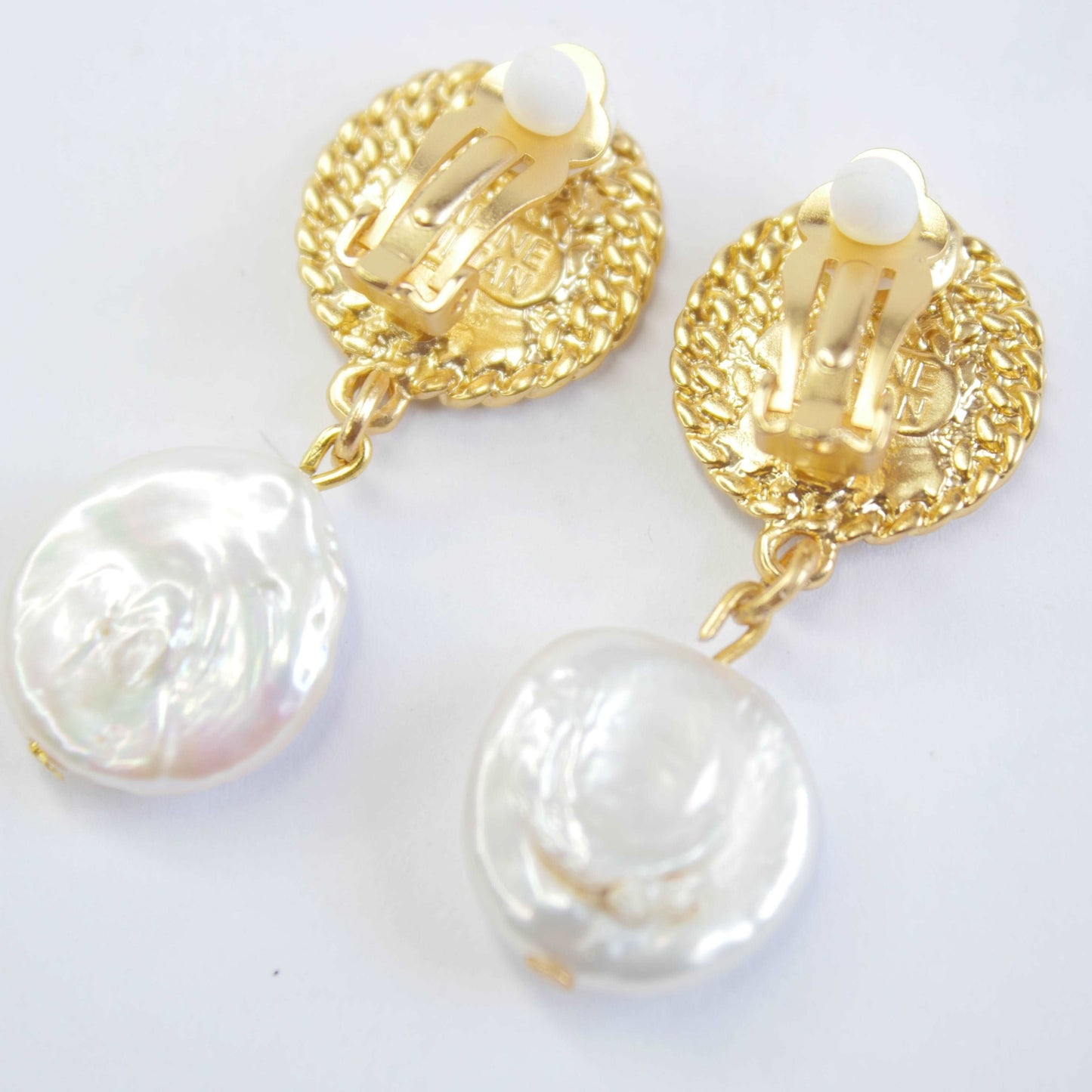 E71645 Boucles d'oreilles clips disques & perles plates - Karine SultanKarine Sultan