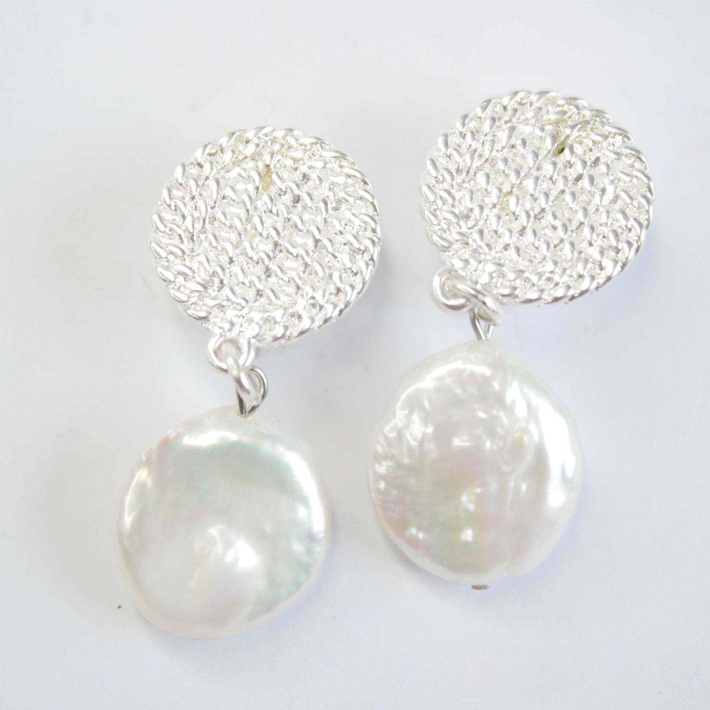 E71645 Boucles d'oreilles clips disques & perles plates - Karine SultanKarine Sultan