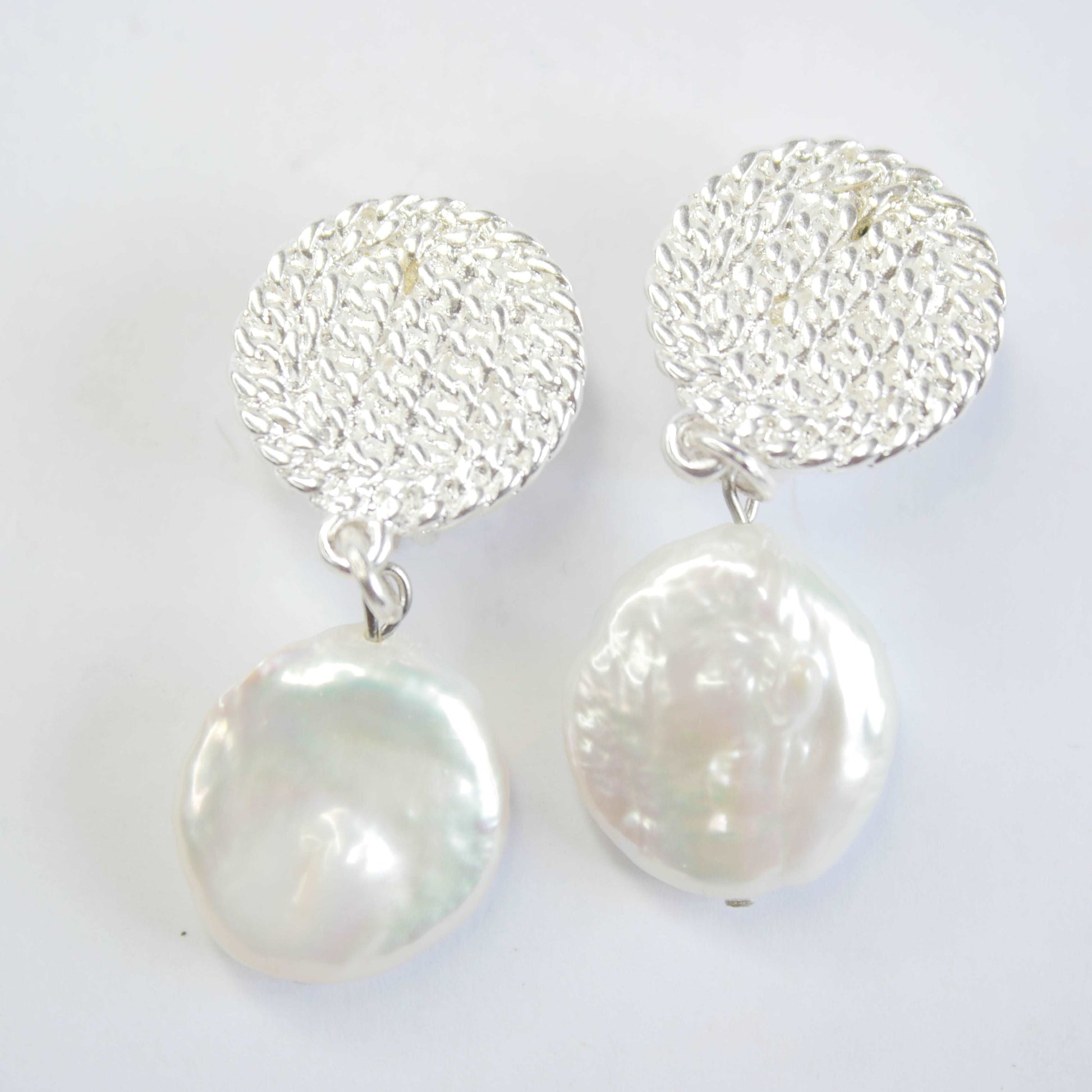 E71645 Boucles d'oreilles clips disques & perles plates - Karine SultanKarine Sultan