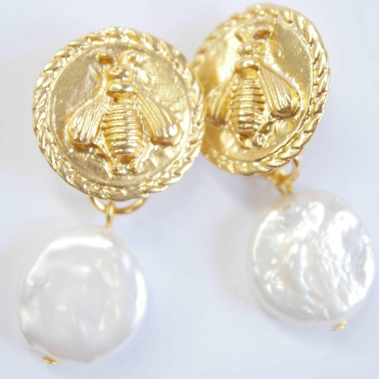 E71647 Boucles d'oreilles clips abeille clip & perle plate - Karine SultanKarine Sultan