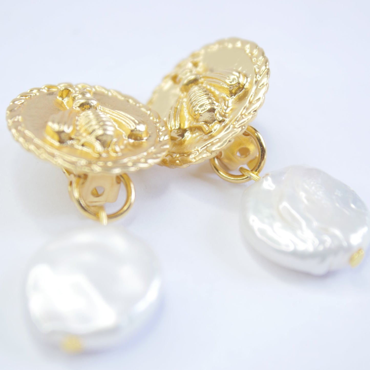 E71647 Boucles d'oreilles clips abeille clip & perle plate - Karine SultanKarine Sultan