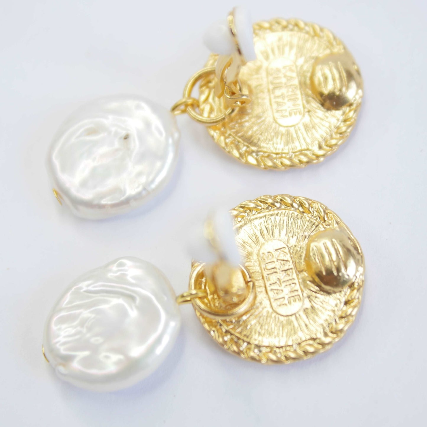 E71647 Boucles d'oreilles clips abeille clip & perle plate - Karine SultanKarine Sultan