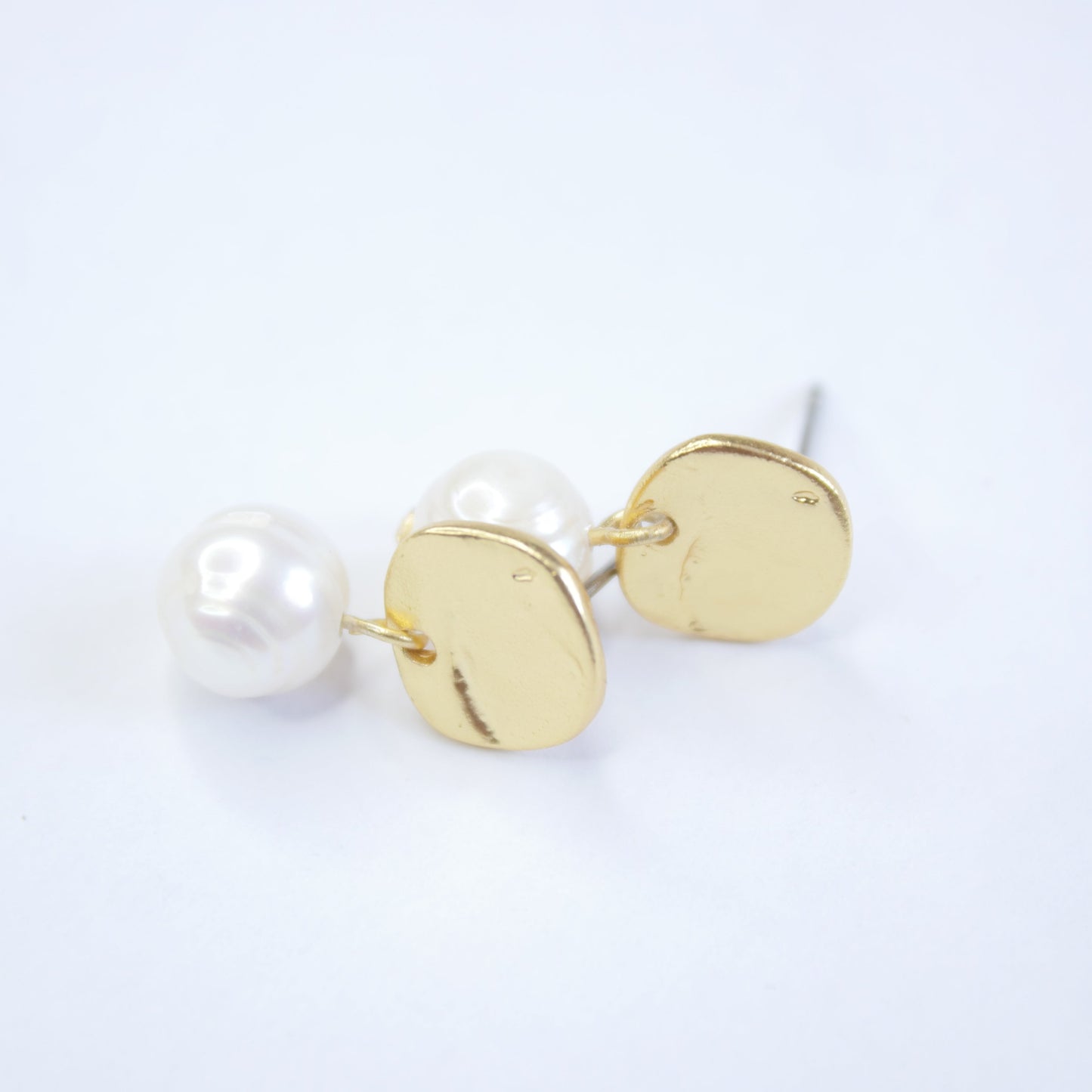 E71691 Boucles d'oreilles Perle blanche plate - Karine SultanKarine Sultan