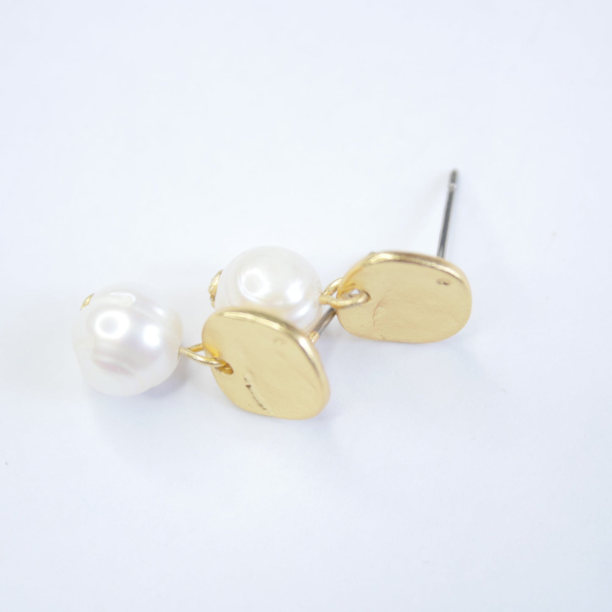 E71691 Boucles d'oreilles Perle blanche plate - Karine SultanKarine Sultan