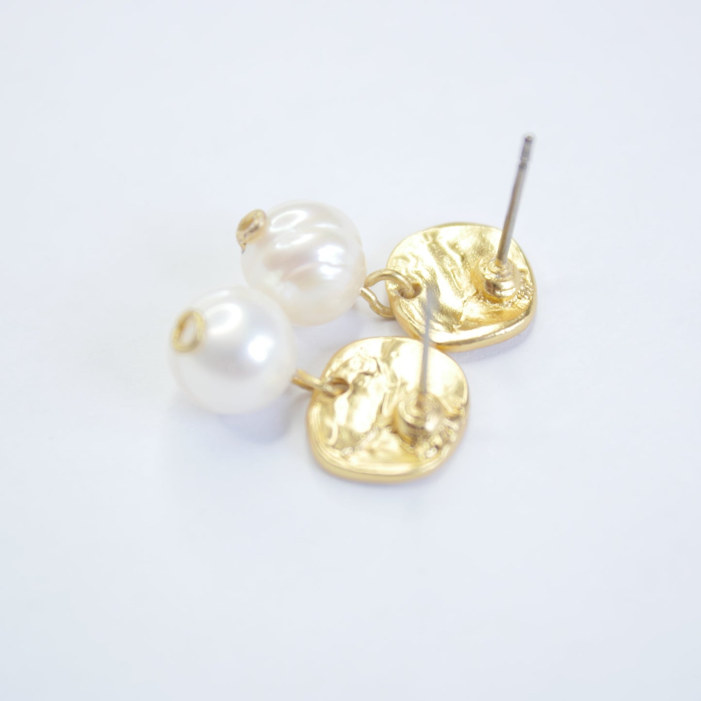 E71691 Boucles d'oreilles Perle blanche plate - Karine SultanKarine Sultan