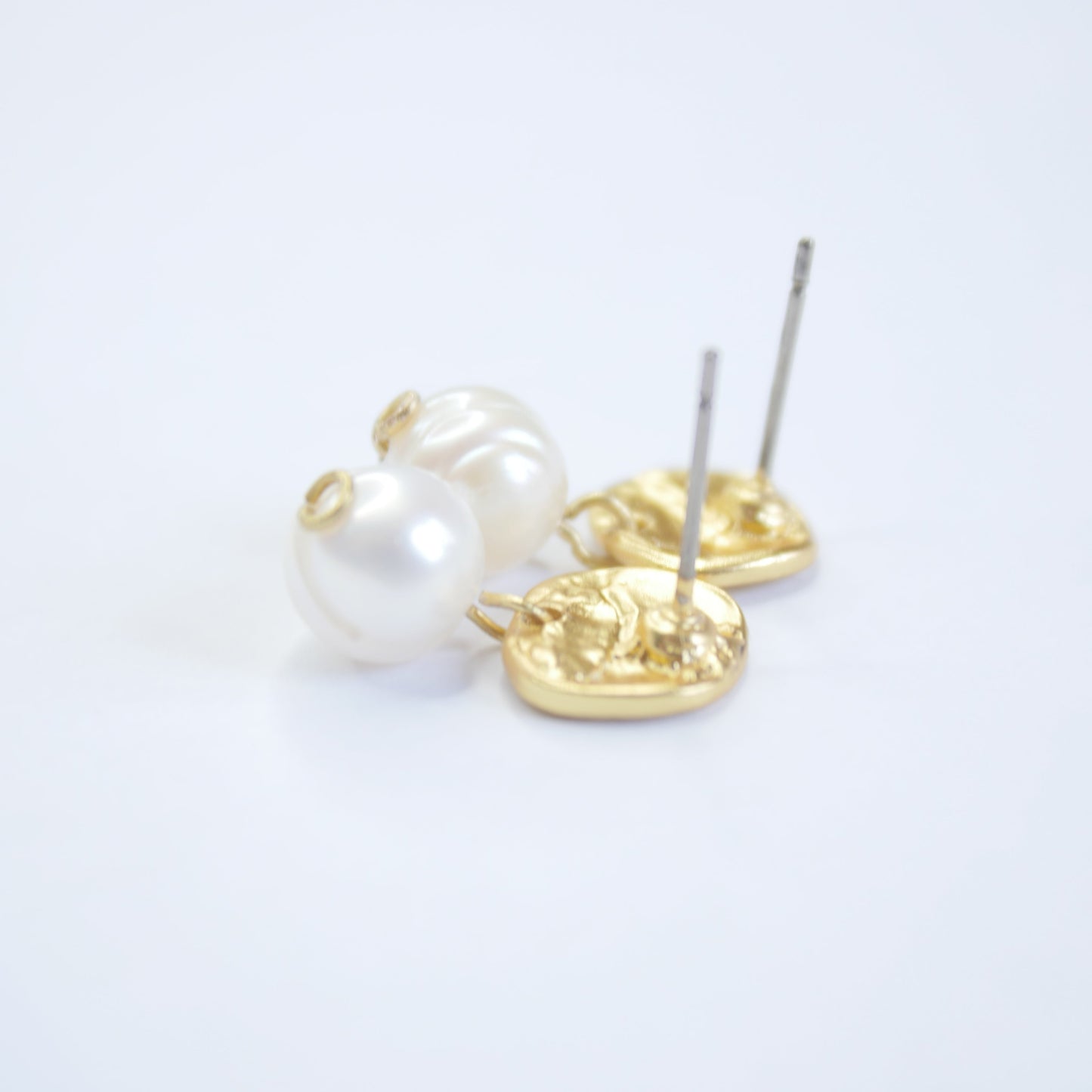 E71691 Boucles d'oreilles Perle blanche plate - Karine SultanKarine Sultan