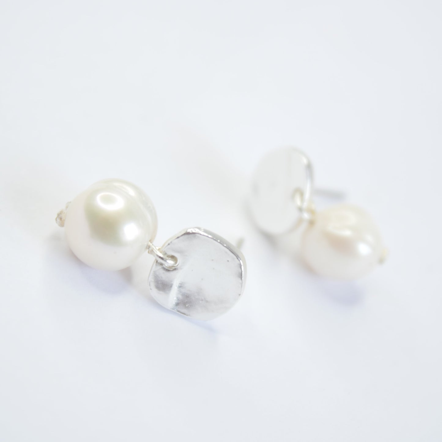 E71691 Boucles d'oreilles Perle blanche plate - Karine SultanKarine Sultan