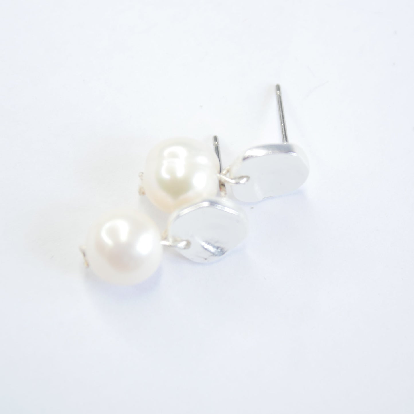 E71691 Boucles d'oreilles Perle blanche plate - Karine SultanKarine Sultan