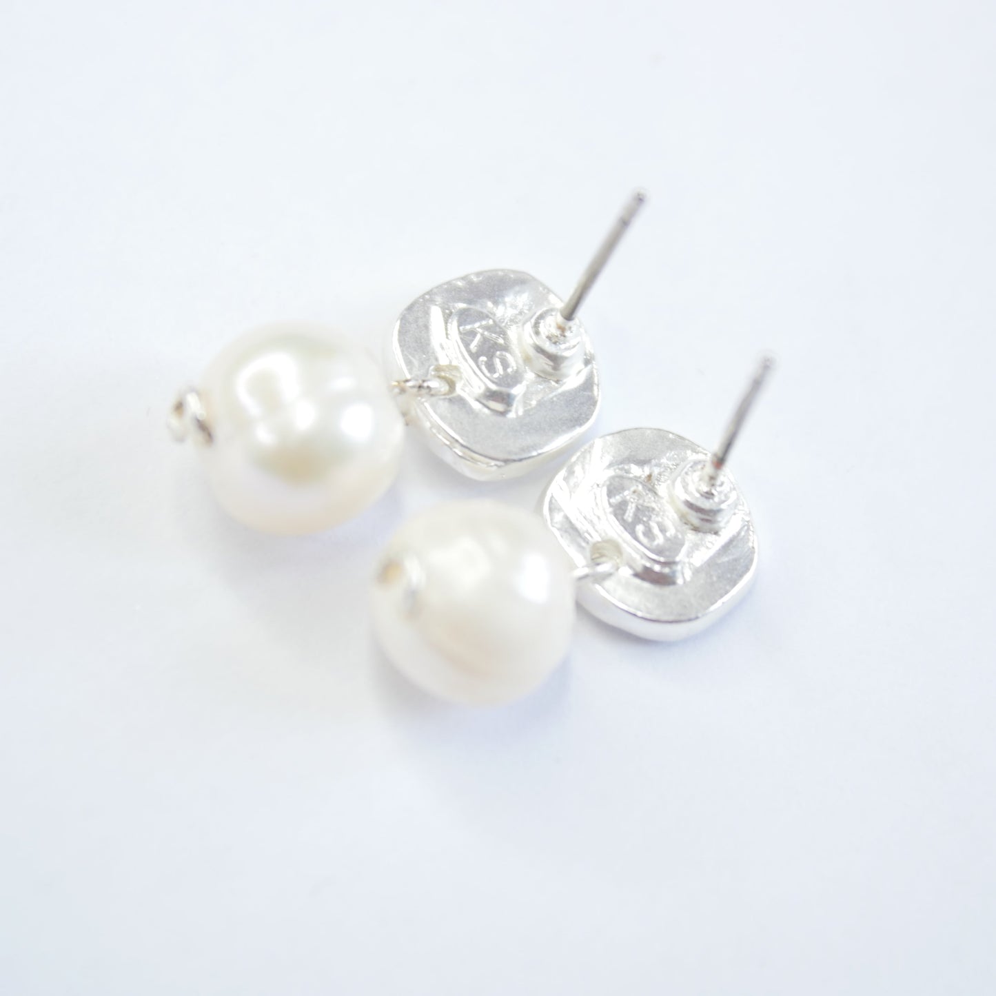 E71691 Boucles d'oreilles Perle blanche plate - Karine SultanKarine Sultan