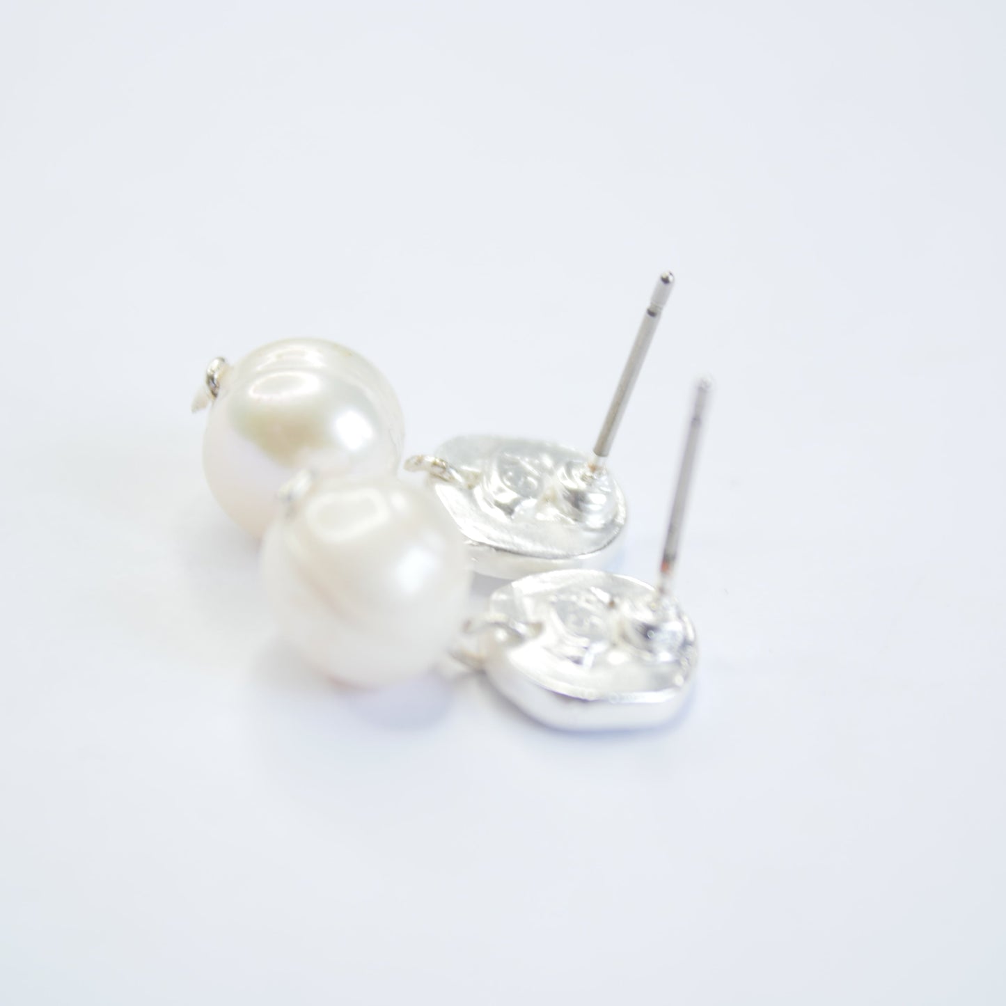 E71691 Boucles d'oreilles Perle blanche plate - Karine SultanKarine Sultan